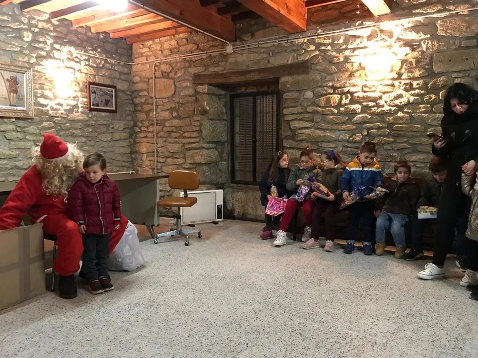 Foto 2 - Pap&aacute; Noel llena de ilusi&oacute;n Guadramiro con regalos para los ni&ntilde;os  