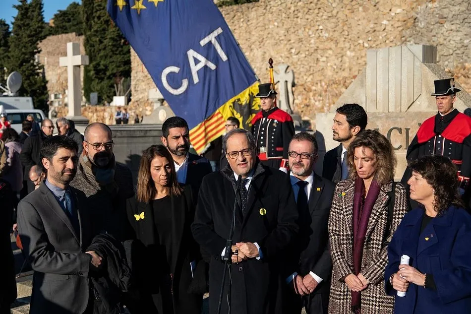 El conseller de la Generalitat Chakir El Homrani tras el presidente Quim Torra durante la ofrenda floral a la tumba de Francesc Macià, en Montjuic (Barcelona) a 25 de diciembre de 2019. - Pau Venteo - Europa Press
