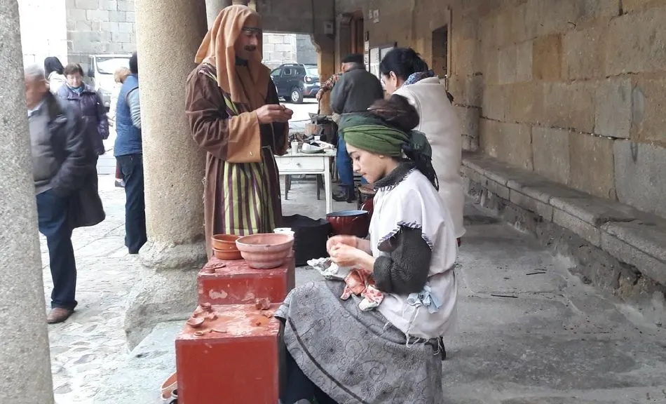Alfareros, herreros, lavandas y castañeras daban vida al belén con María, José y el Niño Jesús
