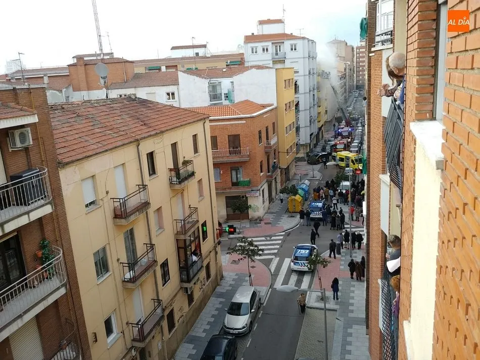 Foto 2 - Un incendio en un bloque de viviendas en Garrido acaba con 18 personas en el hospital