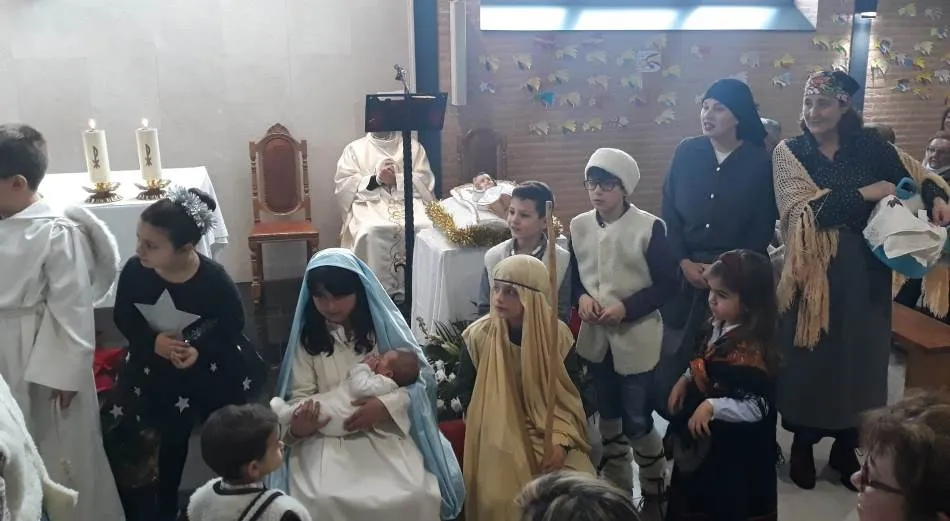 Foto 10 - Los ni&ntilde;os escenifican sendos belenes en las misas de El Salvador y el Colegio Misioneras  
