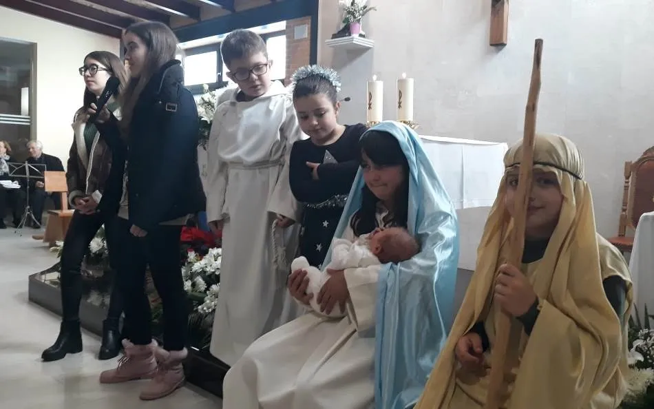 Foto 4 - Los ni&ntilde;os escenifican sendos belenes en las misas de El Salvador y el Colegio Misioneras  