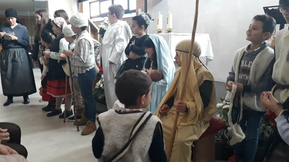 Foto 5 - Los ni&ntilde;os escenifican sendos belenes en las misas de El Salvador y el Colegio Misioneras  