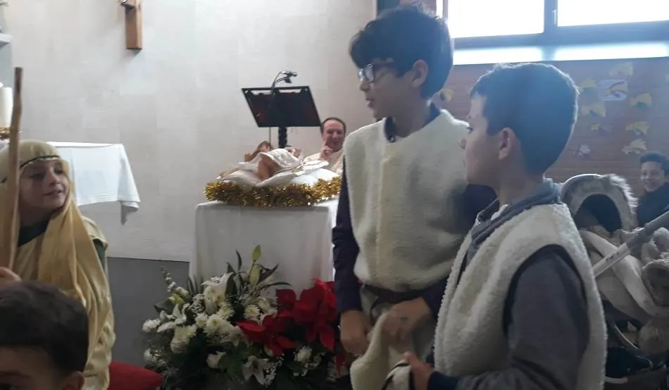 Foto 7 - Los ni&ntilde;os escenifican sendos belenes en las misas de El Salvador y el Colegio Misioneras  
