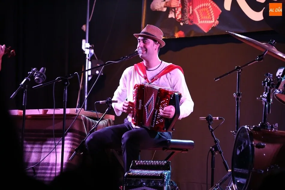 Foto 11 - Ra&uacute;l de Dios defiende en Villoria la m&uacute;sica tradicional ante un p&uacute;blico entregado