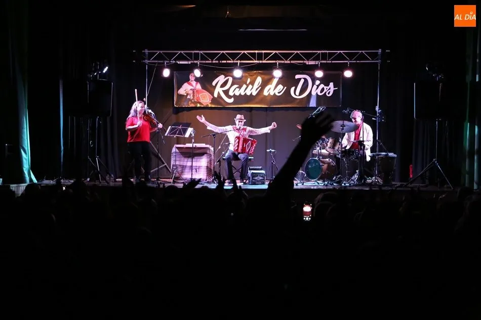 Foto 10 - Ra&uacute;l de Dios defiende en Villoria la m&uacute;sica tradicional ante un p&uacute;blico entregado