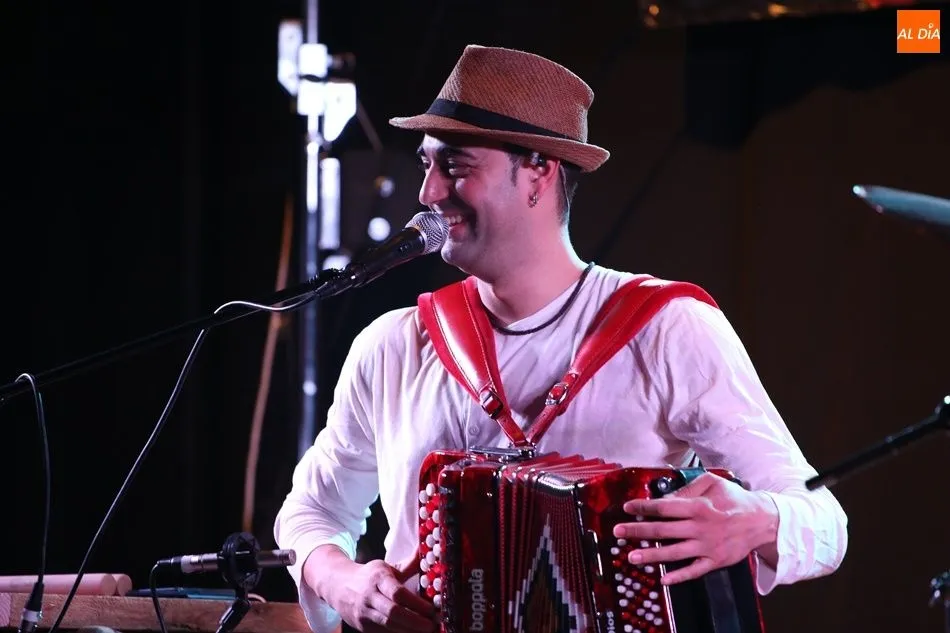 Foto 9 - Ra&uacute;l de Dios defiende en Villoria la m&uacute;sica tradicional ante un p&uacute;blico entregado