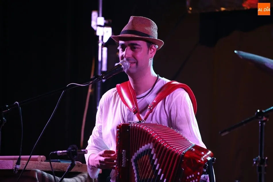 Foto 7 - Ra&uacute;l de Dios defiende en Villoria la m&uacute;sica tradicional ante un p&uacute;blico entregado