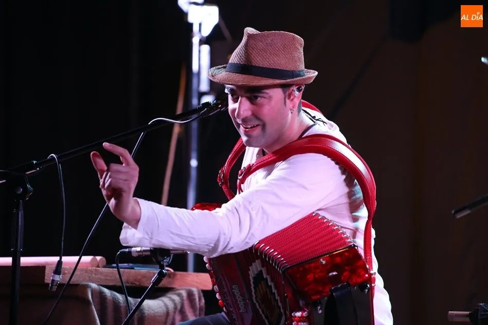 Foto 5 - Ra&uacute;l de Dios defiende en Villoria la m&uacute;sica tradicional ante un p&uacute;blico entregado
