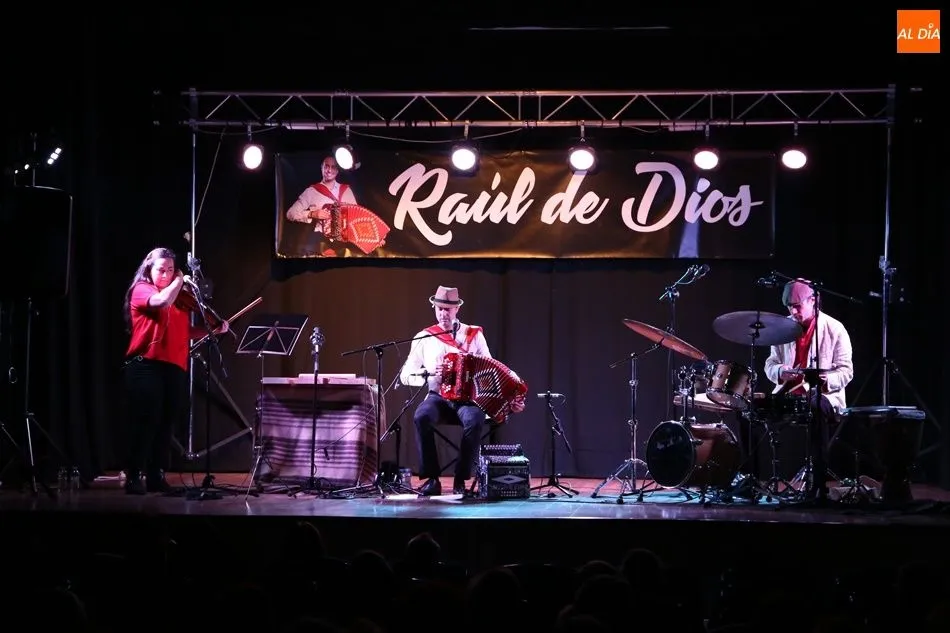 Foto 4 - Ra&uacute;l de Dios defiende en Villoria la m&uacute;sica tradicional ante un p&uacute;blico entregado