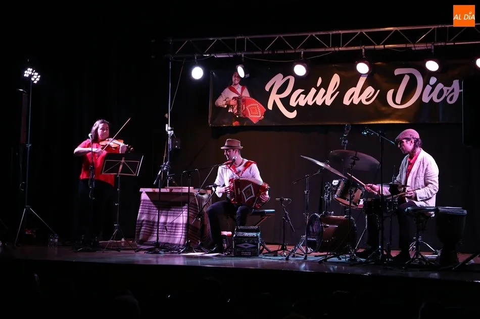 Foto 3 - Ra&uacute;l de Dios defiende en Villoria la m&uacute;sica tradicional ante un p&uacute;blico entregado