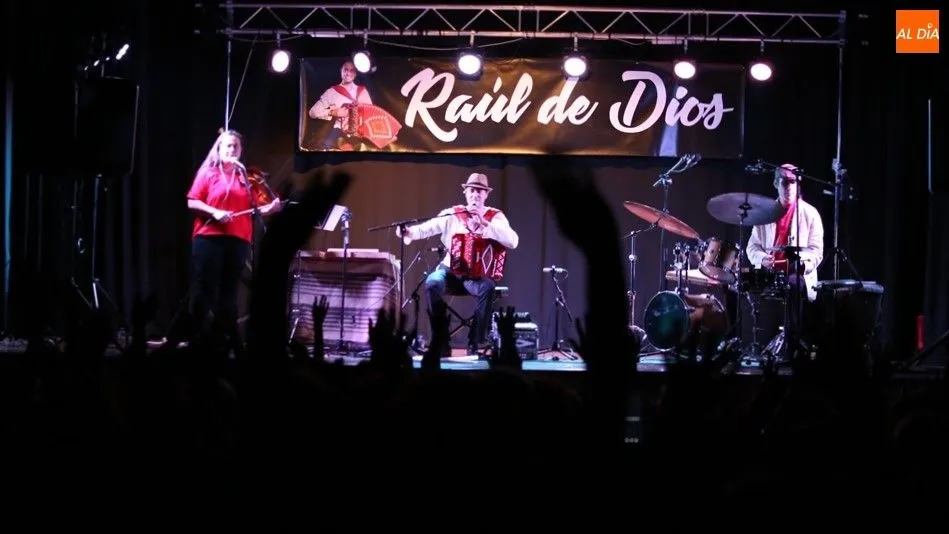 El público acompaña con palmadas a los músicos