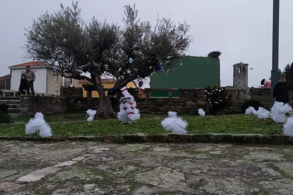 Foto 8 - La Navidad llega a Trabanca de la mano de peque&ntilde;os y mayores  