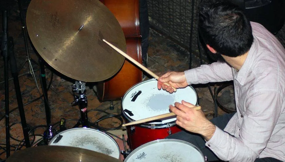 Tocar durante muchos años la batería hace más eficiente al cerebro / Archivo