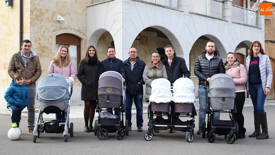 Padres beneficiarios de la ayuda con el alcalde, Lorenzo Bautista, (c) y la concejala Nieves Alonso (d)