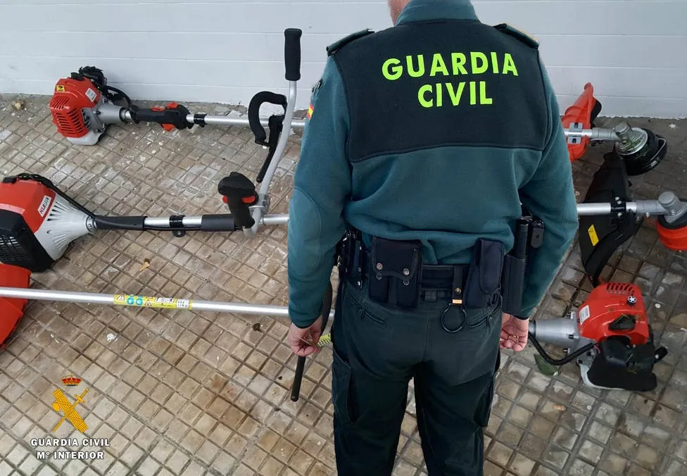La Guardia Civil ha detenido a un joven de 26 años acusado de robar nueve destrozadoras y motosierras / Guardia Civil
