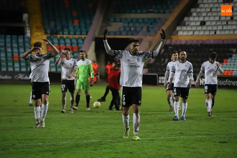Borja López alienta a la afición tras un encuentro / Archivo