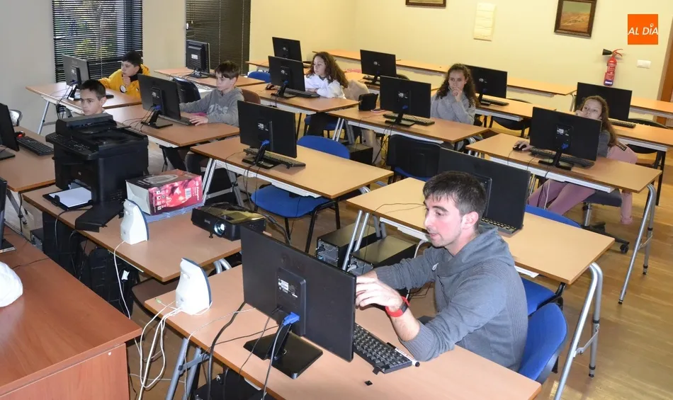 Varios jóvenes aprenden en el Espacio i cómo se hacen los videojuegos  