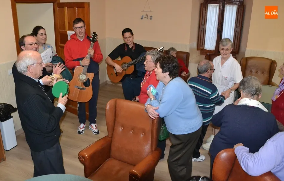 La Parroquia de El Salvador y el Administrador Apostólico cantan villancicos en la Residencia...