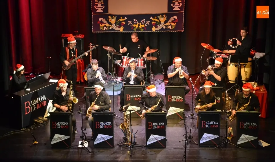 La Barahona Big Band roza el lleno en el Teatro con un recital de gran espíritu navideño  