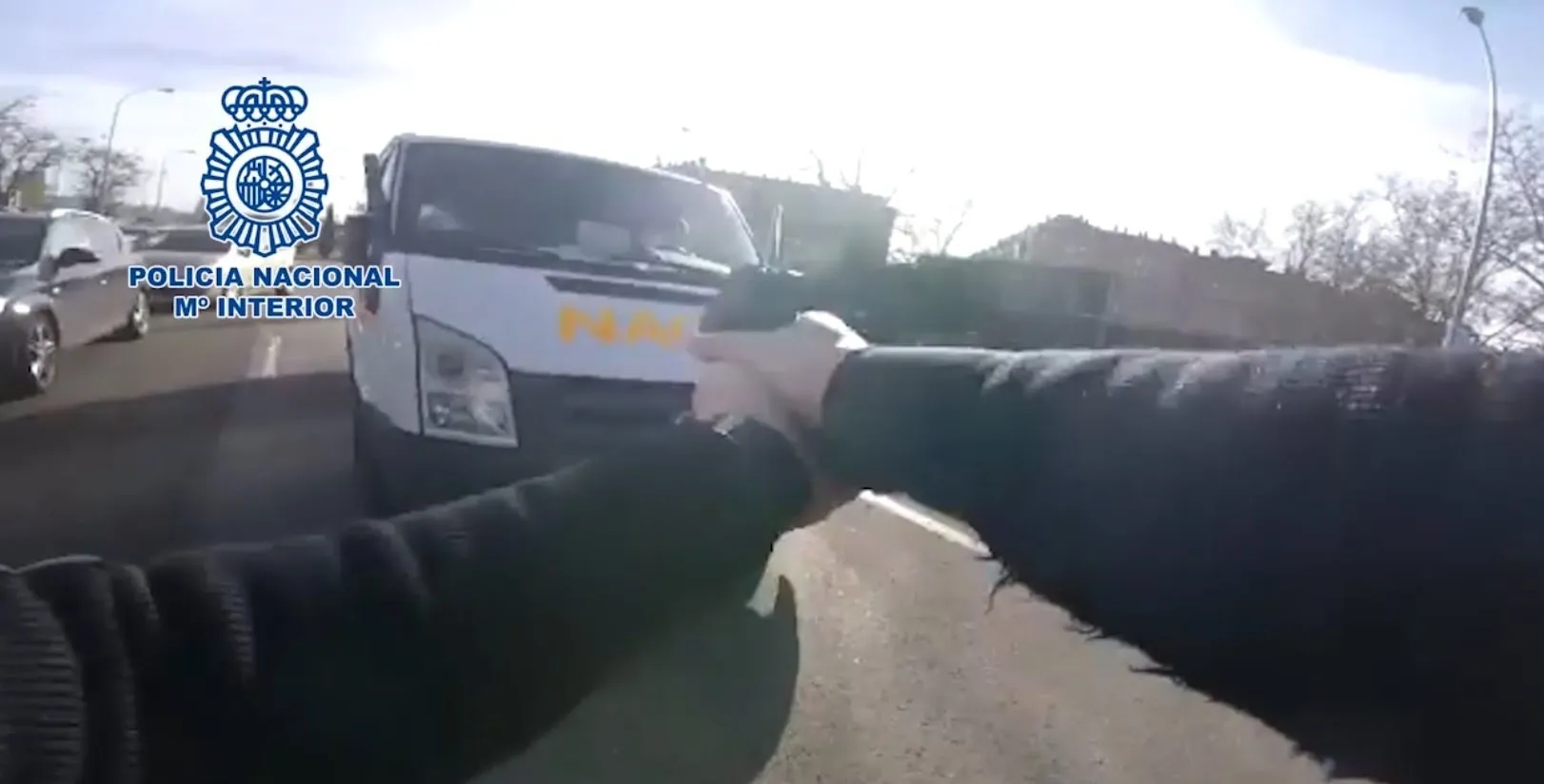 Imagen de un agente de Policía Nacional empuñando su arma para detener a un ladrón de una furgoneta tras una persecución de 45 minutos / Policía Nacional