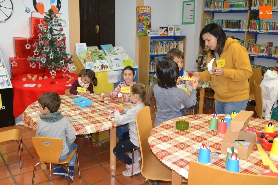 Los más peques de Navidades en la Biblio crean unos originales elfos  