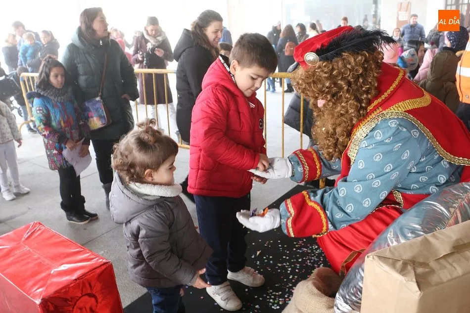 Foto 10 - Los m&aacute;s peque&ntilde;os entregan sus cartas al paje de los Reyes Magos