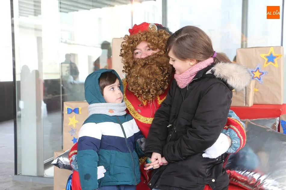 Foto 9 - Los m&aacute;s peque&ntilde;os entregan sus cartas al paje de los Reyes Magos