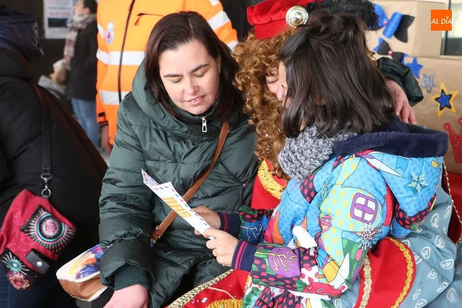 Foto 8 - Los m&aacute;s peque&ntilde;os entregan sus cartas al paje de los Reyes Magos
