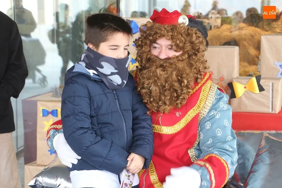 Foto 7 - Los m&aacute;s peque&ntilde;os entregan sus cartas al paje de los Reyes Magos