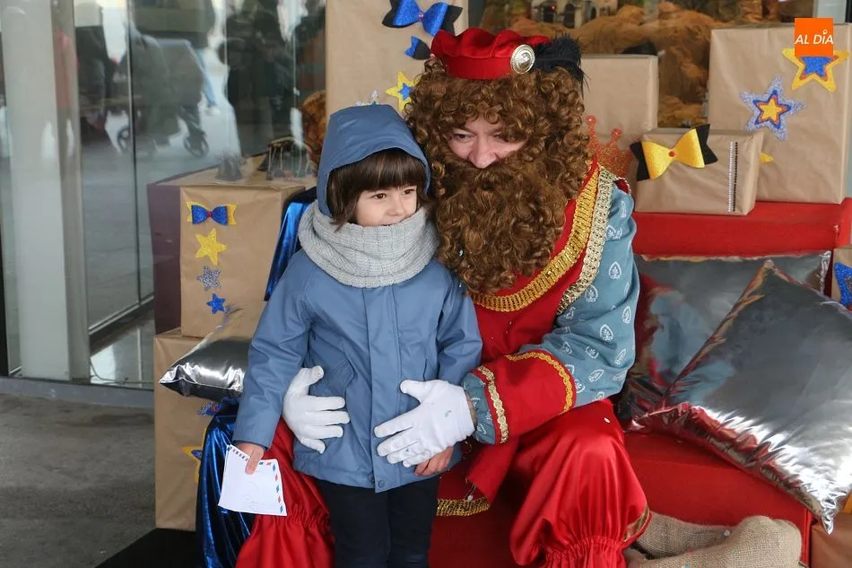 Foto 6 - Los m&aacute;s peque&ntilde;os entregan sus cartas al paje de los Reyes Magos