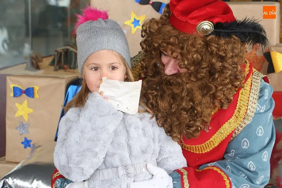 Foto 5 - Los m&aacute;s peque&ntilde;os entregan sus cartas al paje de los Reyes Magos