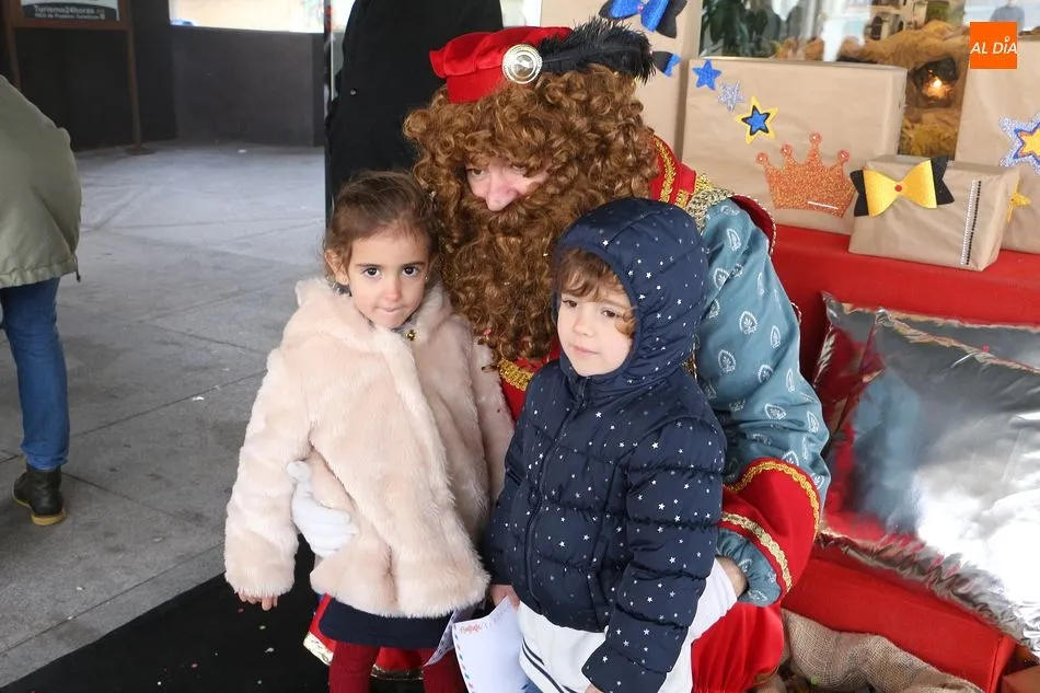 Foto 4 - Los m&aacute;s peque&ntilde;os entregan sus cartas al paje de los Reyes Magos