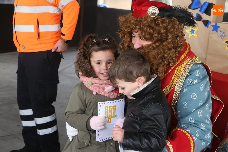 Foto 2 - Los m&aacute;s peque&ntilde;os entregan sus cartas al paje de los Reyes Magos