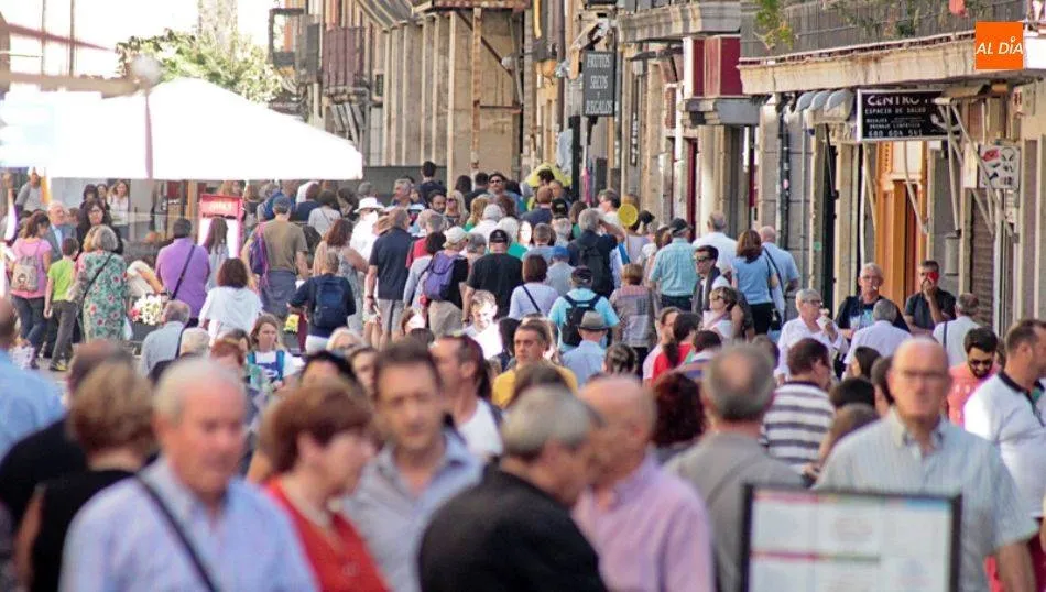 Personas caminando por una de las calles del centro de Salamanca / Archivo