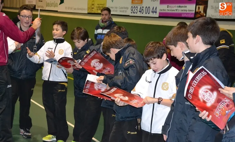 Reparto en diciembre de 2014 del anterior álbum de cromos que lanzó el III Columnas