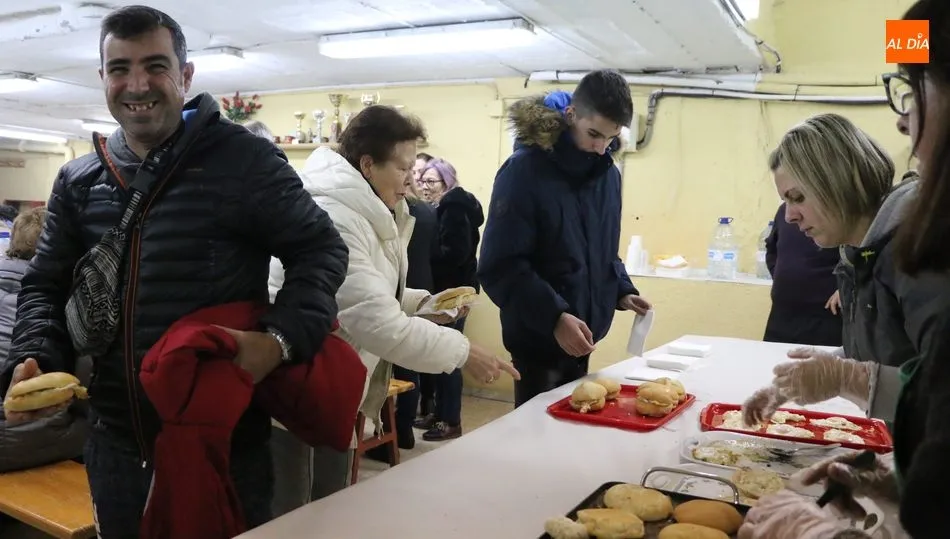 Se repartieron cerca de 200 huevos fritos con aceite de Aldeadávila  / REP. GRÁFRICO: CORRAL