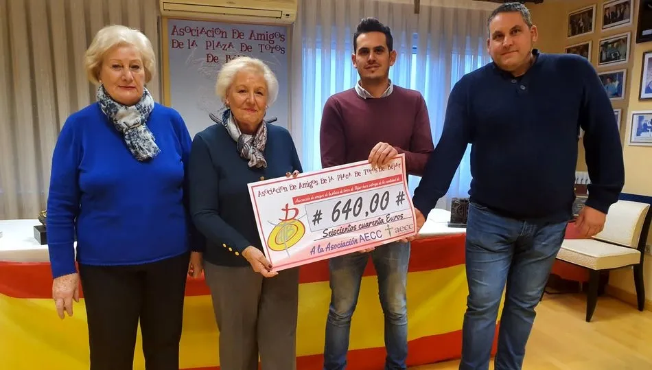Entrega del cheque de los Amigos de la Plaza de Toros a representantes en Béjar de AECC