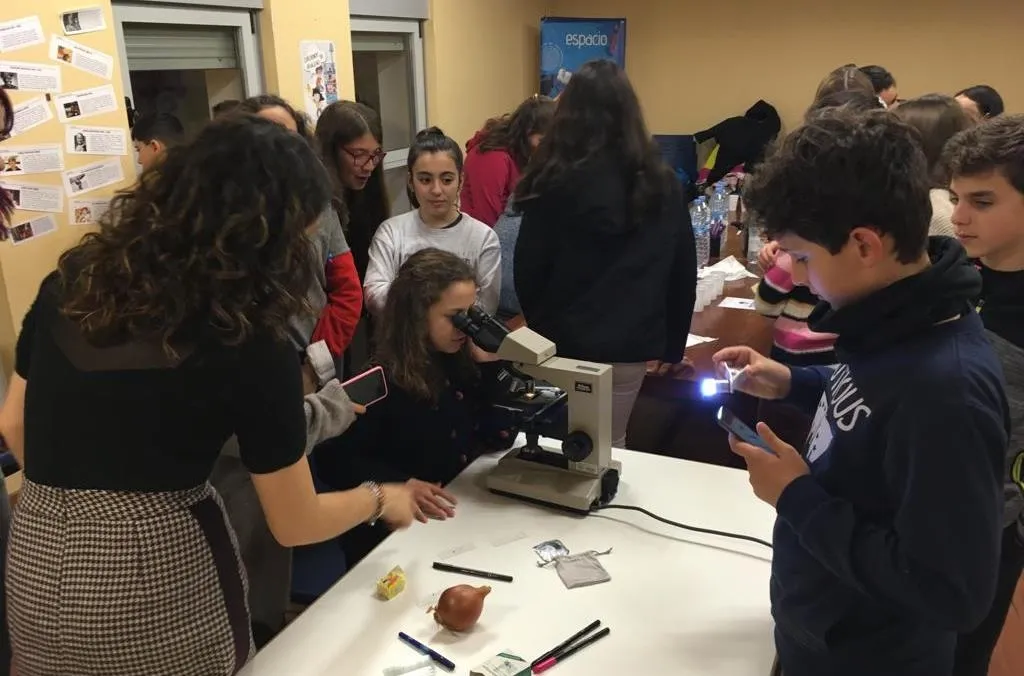 Hueco para la ciencia y el teatro en una animada tarde de talleres juveniles en el Espacio i  
