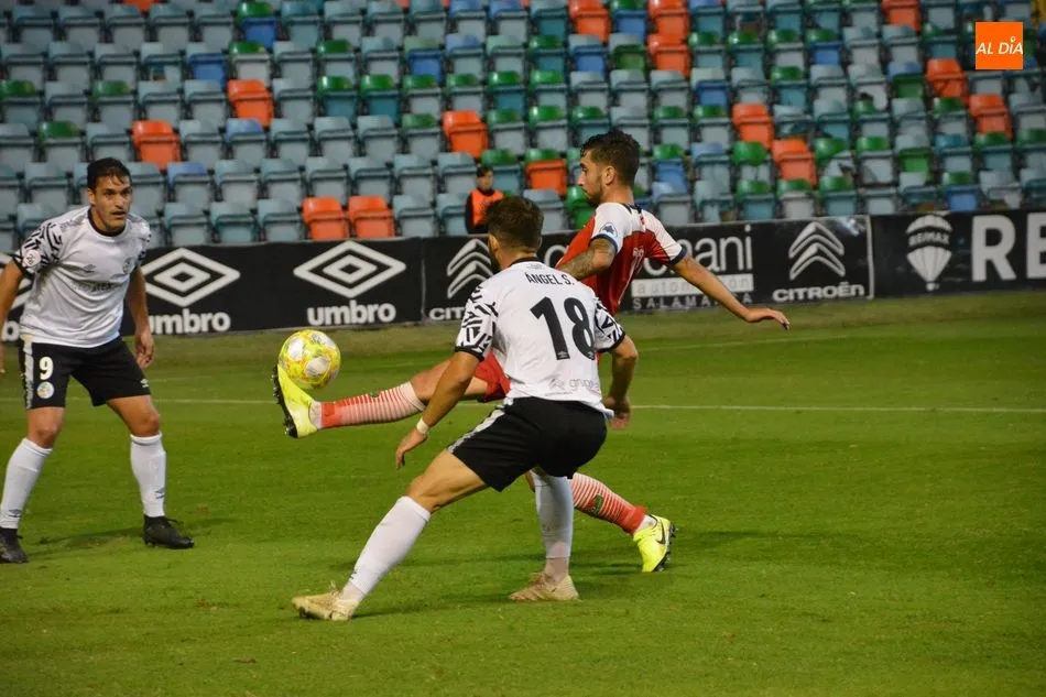 Ángel Sánchez lucha por un balón