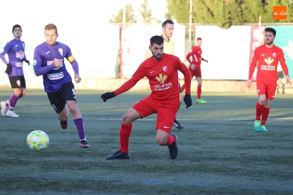 Lerma intenta hacerse con un balón / Lydia González