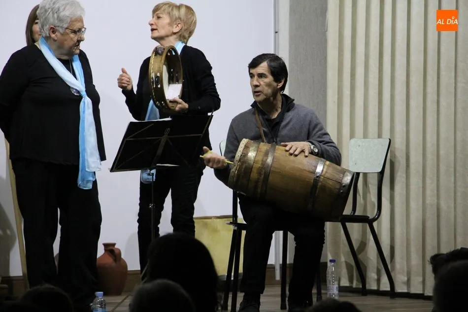 Foto 10 - Los villancicos de El Chara&iacute;z Redondo animan la Navidad en Villavieja de Yeltes  