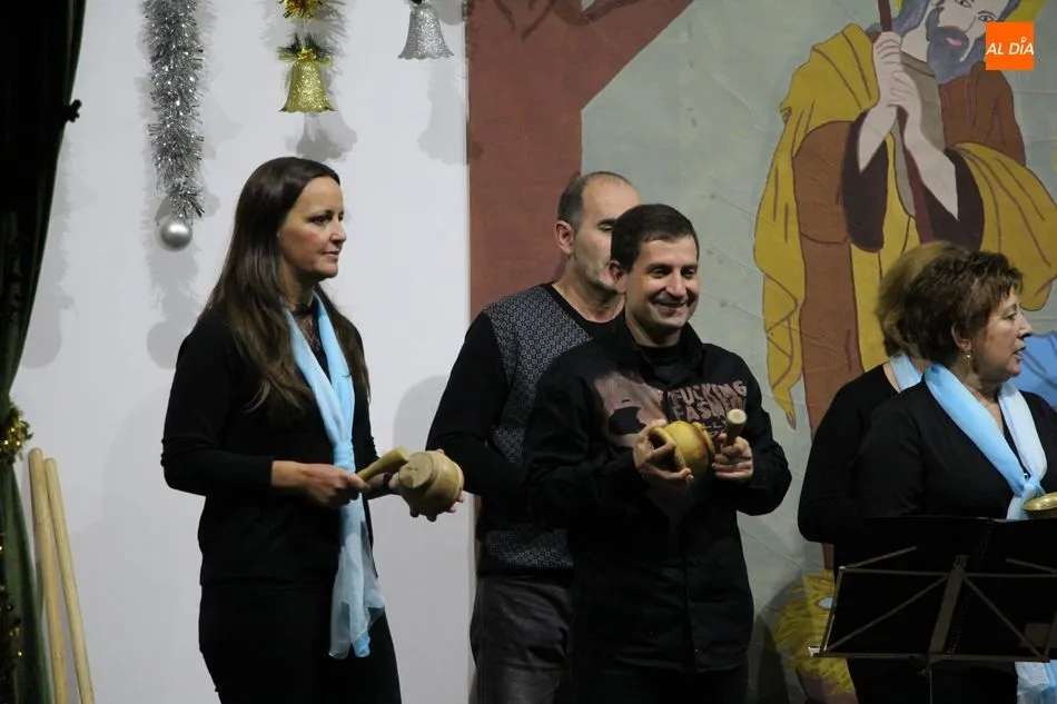 Foto 9 - Los villancicos de El Chara&iacute;z Redondo animan la Navidad en Villavieja de Yeltes  