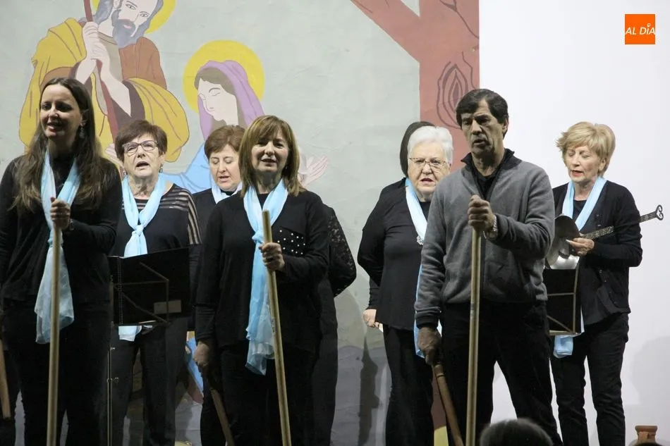 Foto 8 - Los villancicos de El Chara&iacute;z Redondo animan la Navidad en Villavieja de Yeltes  