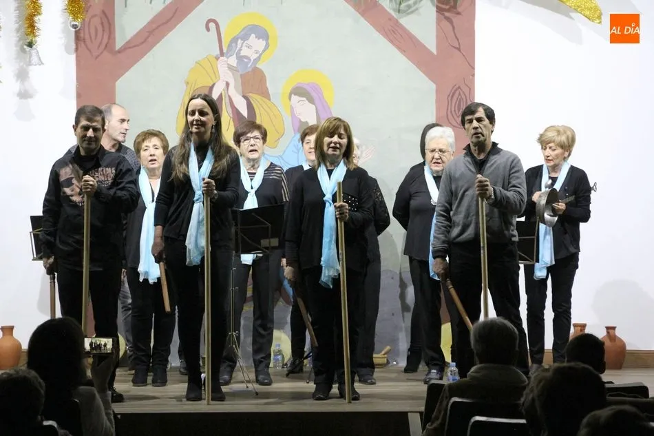 Foto 5 - Los villancicos de El Chara&iacute;z Redondo animan la Navidad en Villavieja de Yeltes  