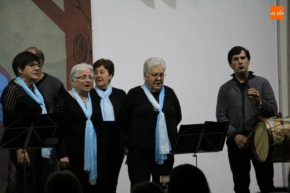 Foto 3 - Los villancicos de El Chara&iacute;z Redondo animan la Navidad en Villavieja de Yeltes  