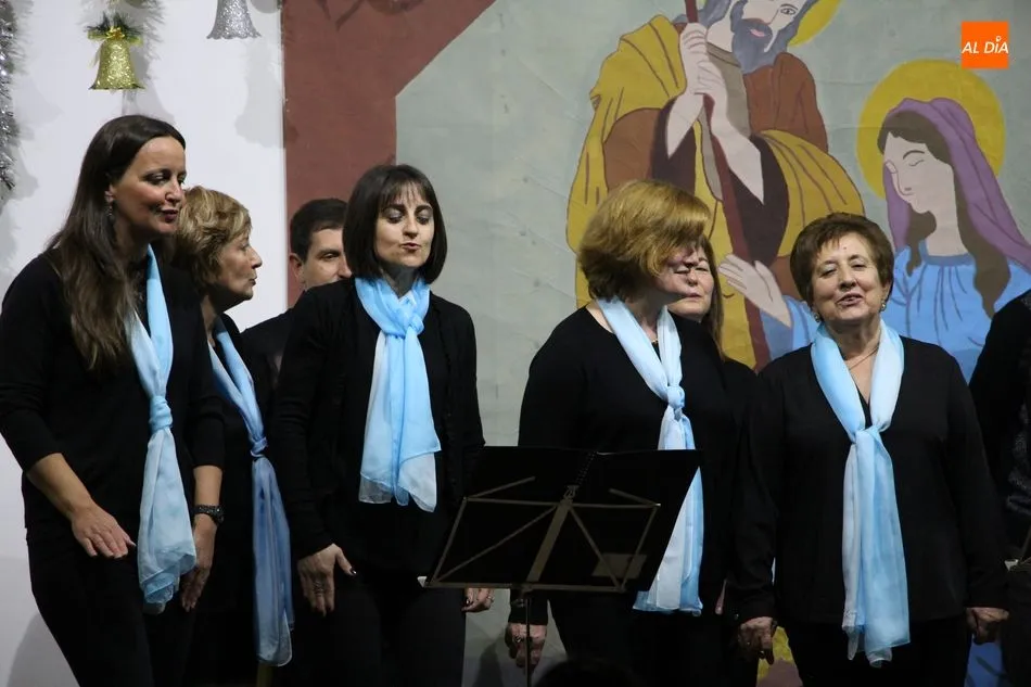 Foto 2 - Los villancicos de El Chara&iacute;z Redondo animan la Navidad en Villavieja de Yeltes  