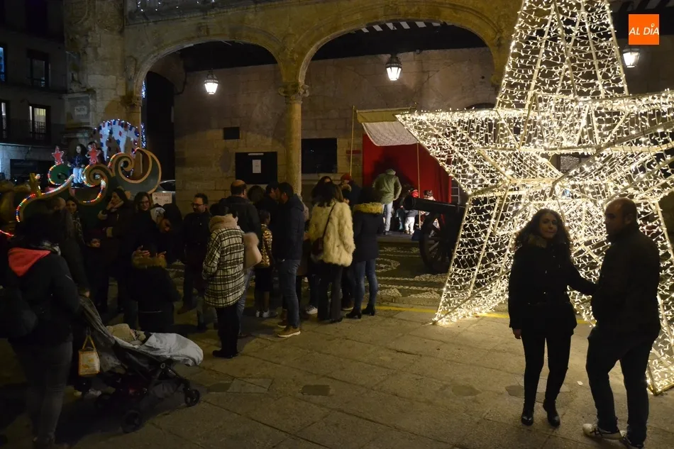 El Cartero Real visita, con carroza incluida, a los niños mirobrigenses  