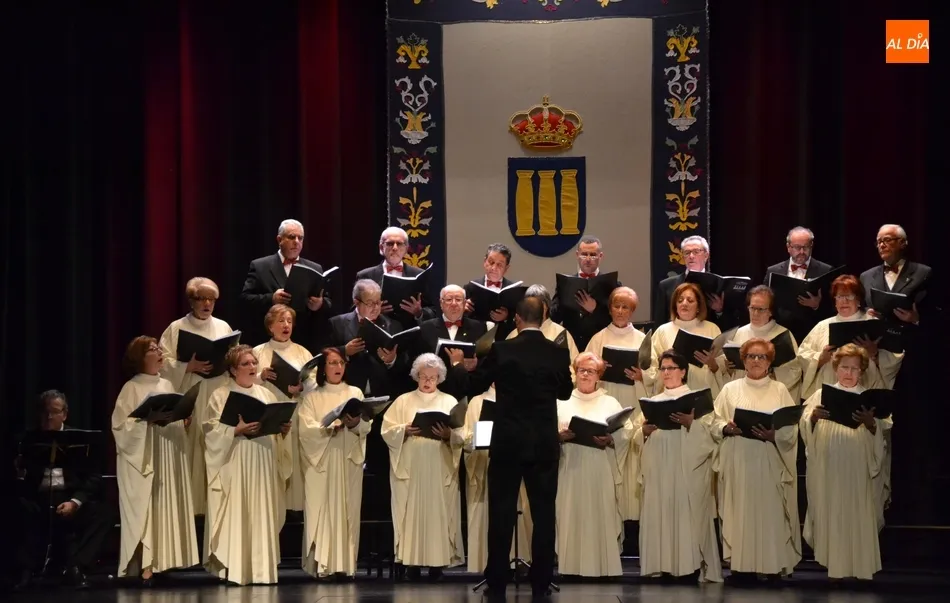 Novedosa velada conjunta en el Teatro de la Coral Dámaso Ledesma y la Banda de Música  