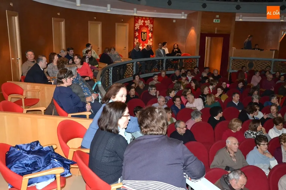 Foto 8 - Novedosa velada conjunta en el Teatro de la Coral D&aacute;maso Ledesma y la Banda de M&uacute;sica  